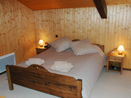 Chalet Jacinthe Upper Double Bedroom
