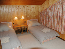 Chalet Jacinthe Upper Twin Bedroom